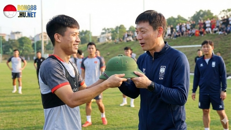 hanh-dong-gay-sot-hinh-anh-dinh-bac-tang-mu-coi-cho-hlv-kim-sang-sik-lan-truyen-manh-me-tren-mang-xa-hoi