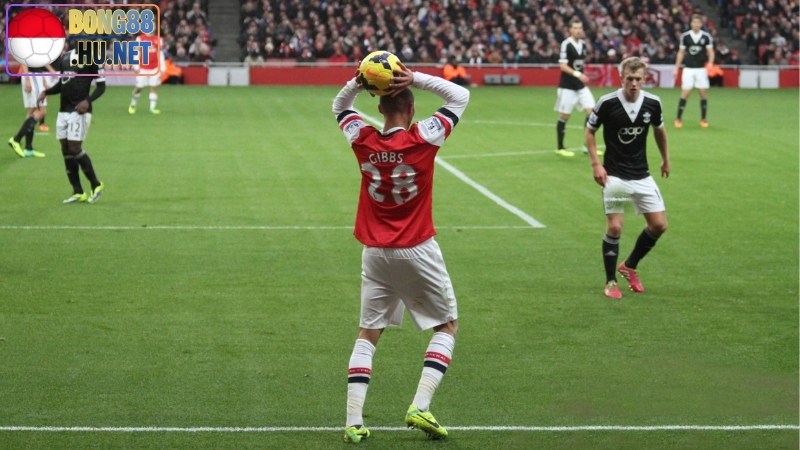 Luật ném biên sân 11 người: Hướng dẫn chi tiết dễ hiểu